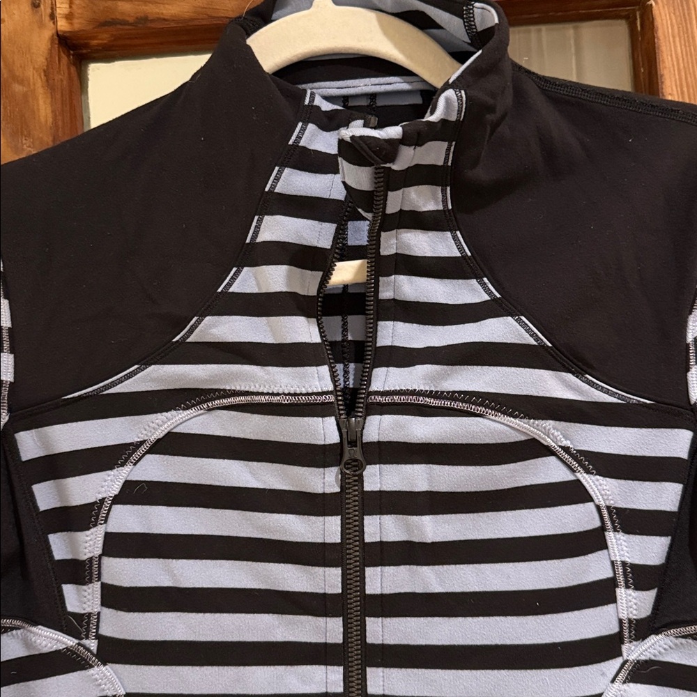 Lululemon Women’s Black Striped Polar Haze Purple Forme Zip Jacket Sz 6 - Picture 3 of 5